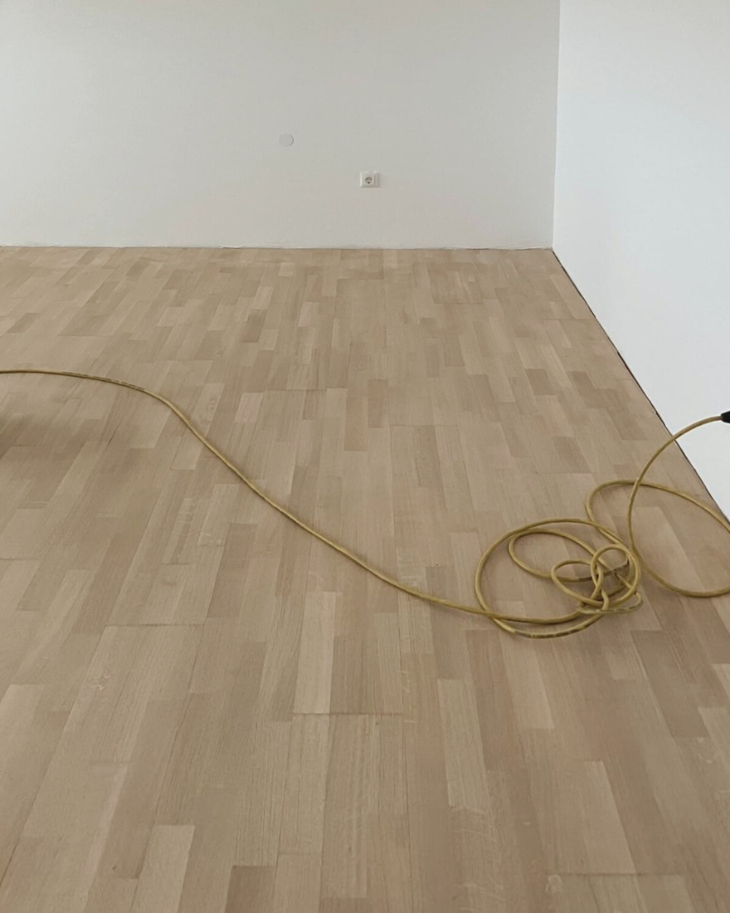 Parkettaufbereitung in München – abgeschliffener und neu lackierter Holzboden nach Renovierung